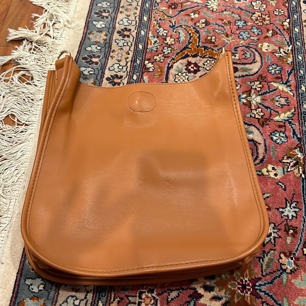 Crossbody bag in tobacco leather like no strap